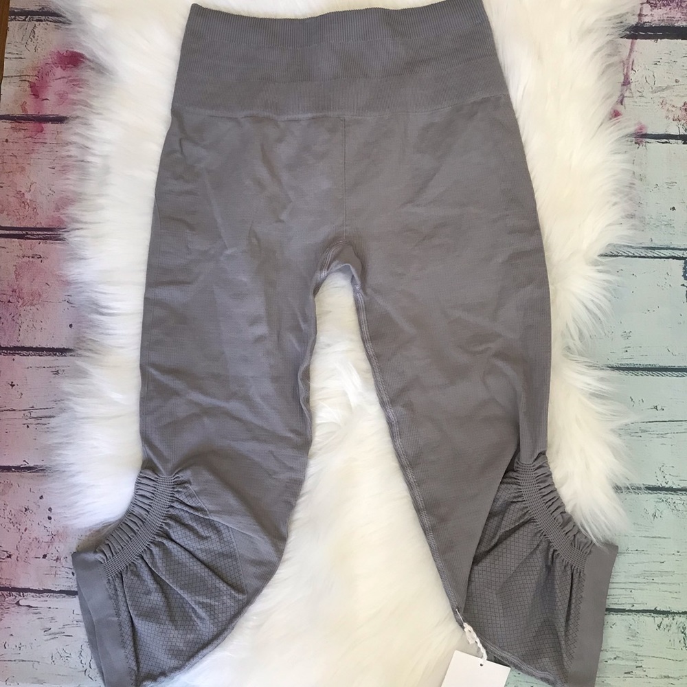 Awakening crop GRIS size 6 lululemon Taryn Toomer